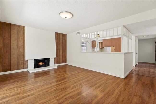 Building Photo - Spacious 3 Bed 2 Bath House w/ Central A/C...