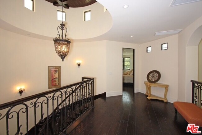 Building Photo - 525 S Gretna Green Way