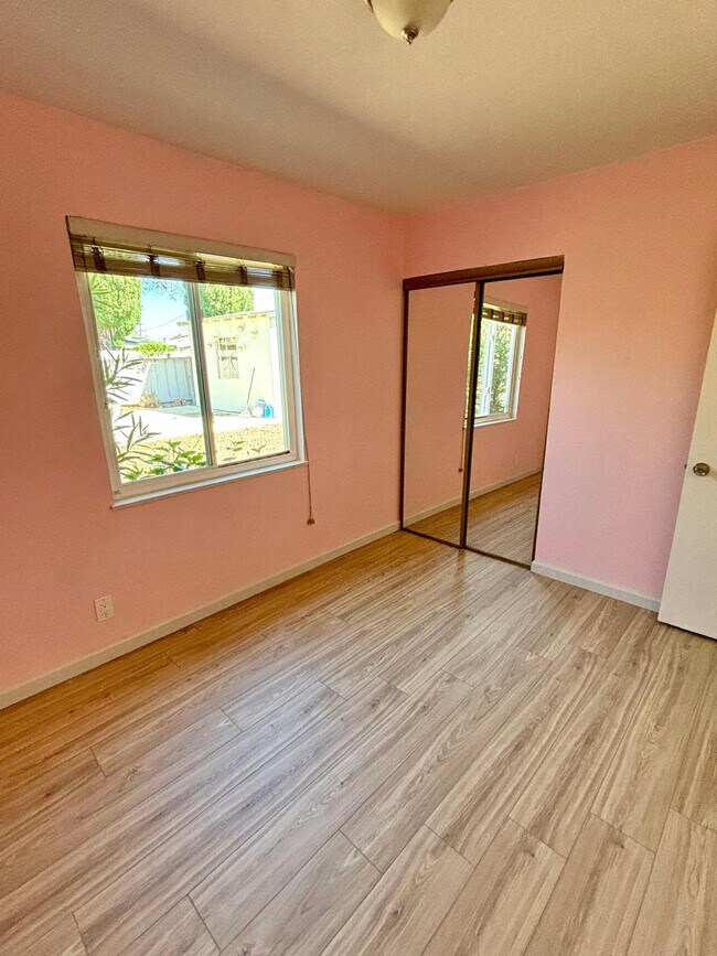 Building Photo - 1725 Hogar Dr