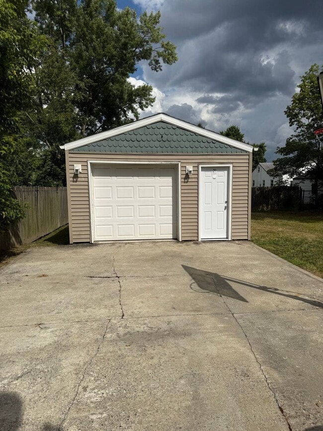 Building Photo - Austintown, Updated 3/4 Bedroom, 1 1/2 Bat...
