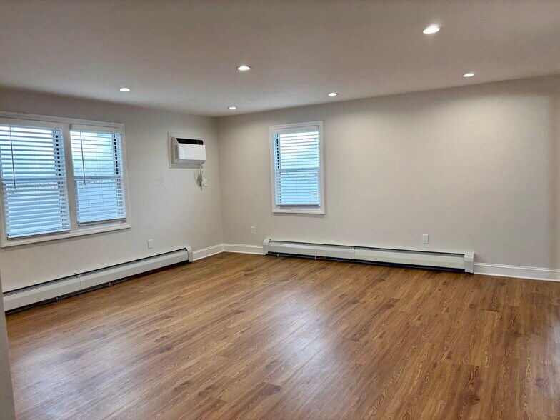 Building Photo - 6 Marwood Rd S