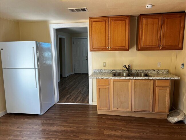 Building Photo - 102 E Carrie Manor St