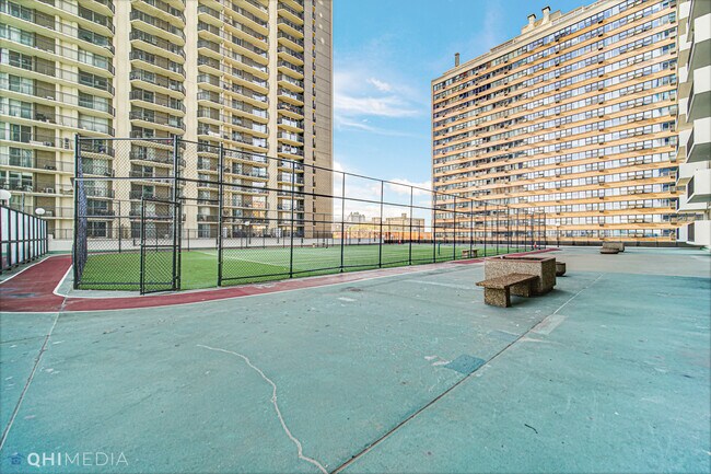 Building Photo - 6033 N Sheridan Rd