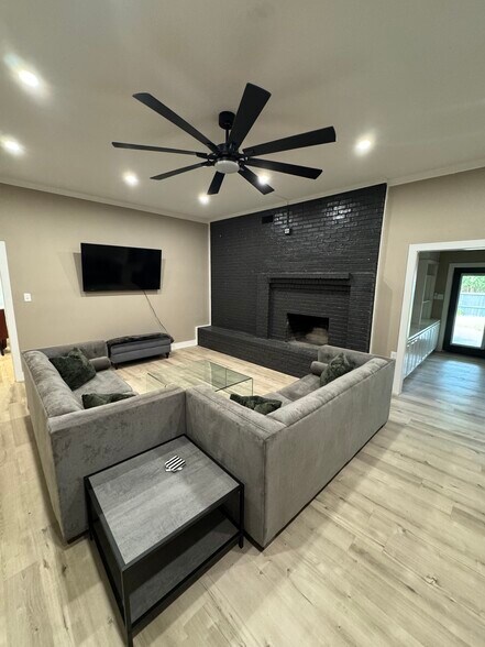 Building Photo - 5501 Chimney Rock Rd