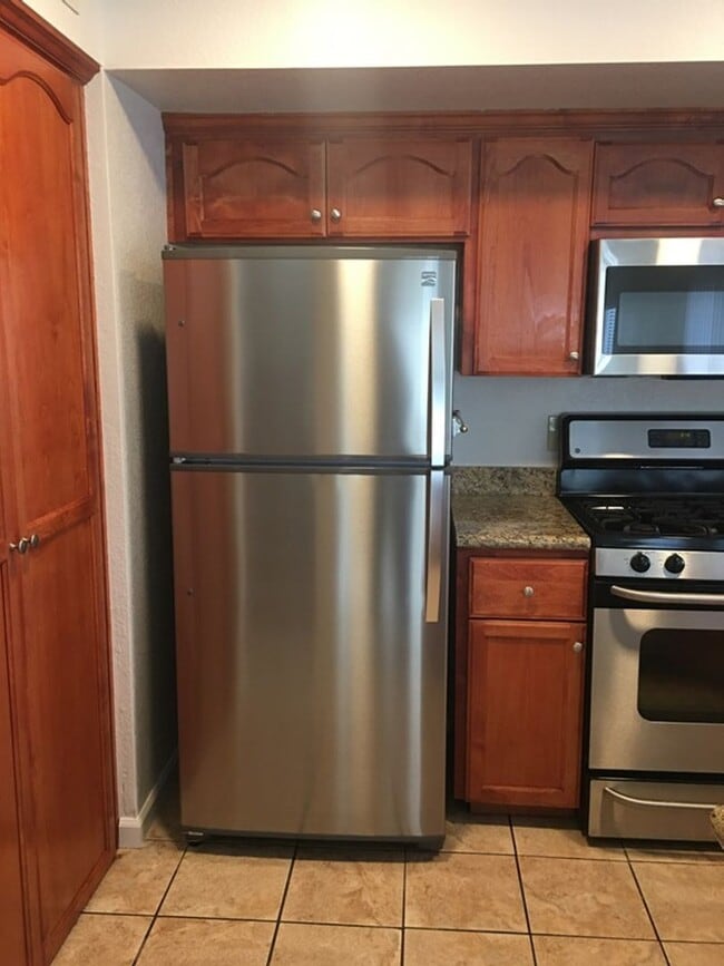 Building Photo - Updated End Unit 3 Bedroom Townhome