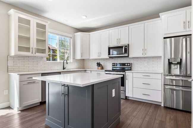 Building Photo - 3 bedroom, 3 bath home with 2 car garage