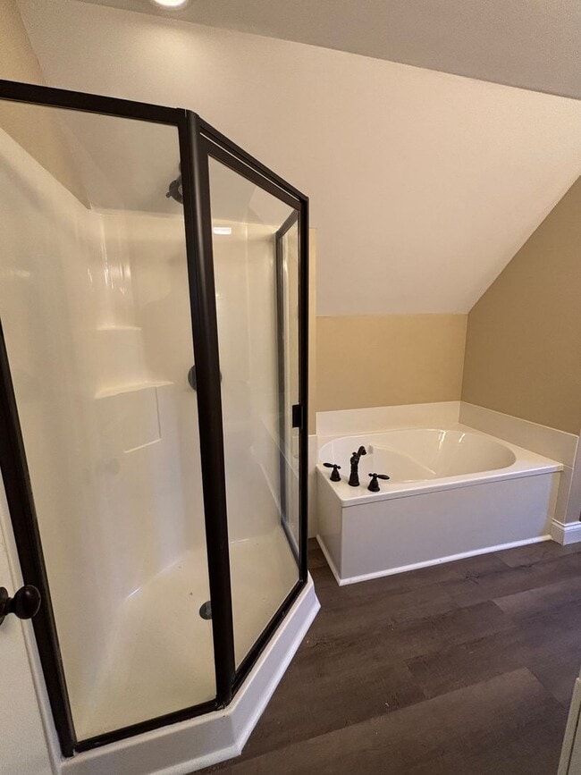 Building Photo - Freshly Renovated Dollhouse in Maryville!!