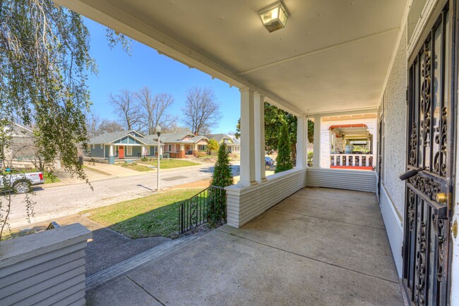 Building Photo - Rent reduced! Move-in special - 1/2 off Fi...