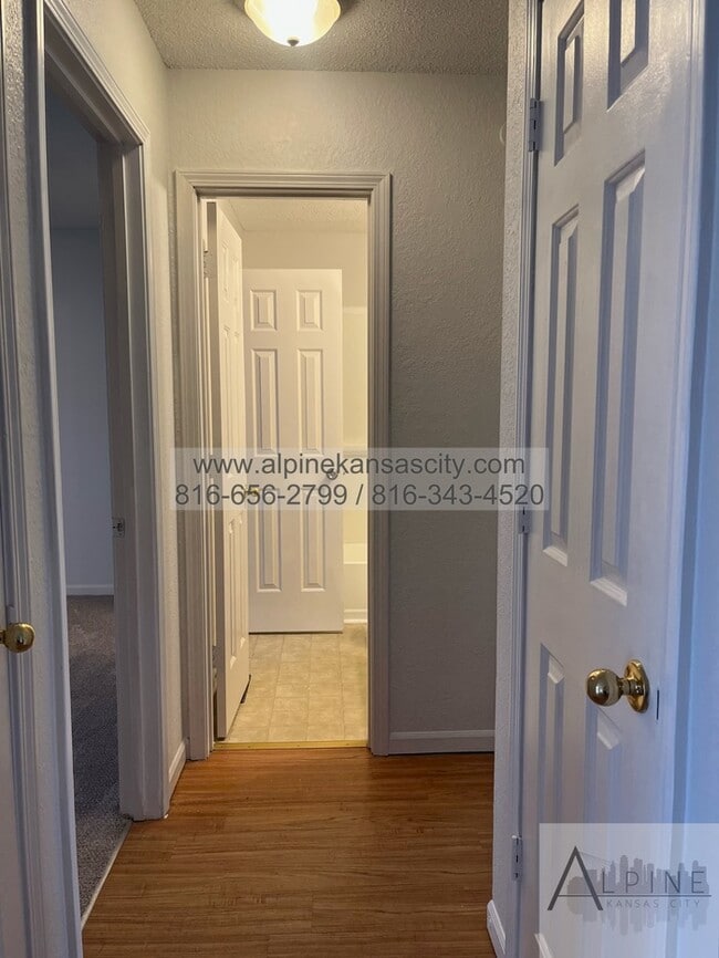 Building Photo - Spacious Gladstone Duplex, Corner Lot, 2 Car Garage!