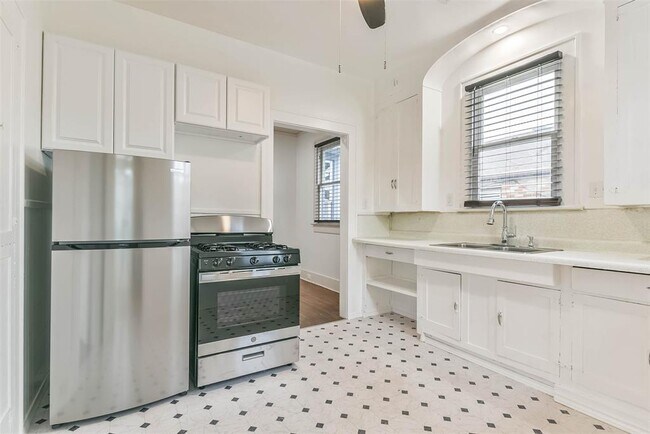 Building Photo - 4307 Ave Q 1/2