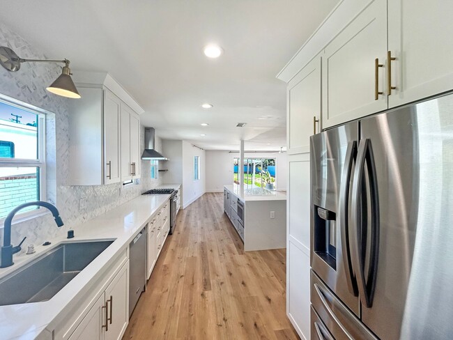 Building Photo - Gorgeous 3B/2BA house w/ Large Backyard, A...