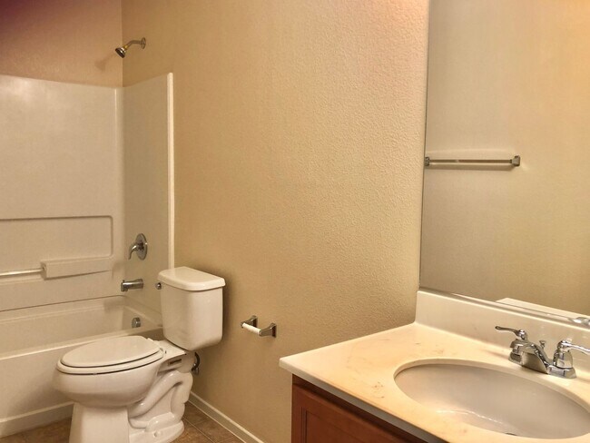 Building Photo - Beautiful  3Bed/3Bath home with a Loft nes...