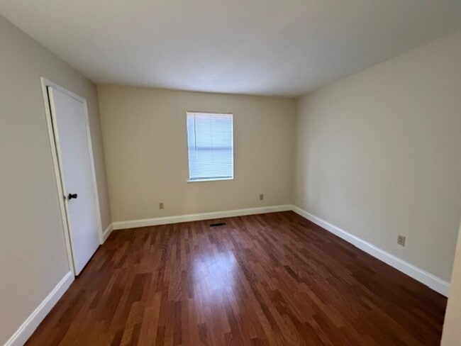 Building Photo - 213 Weeks Dr NE