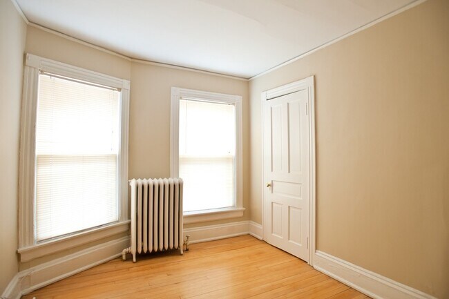 Building Photo - 2216 E Ivanhoe Pl