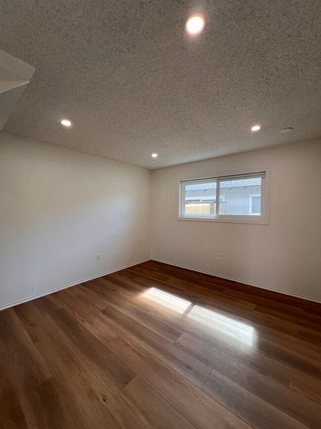 Building Photo - Central Huntington Beach 2 bed 1 bath