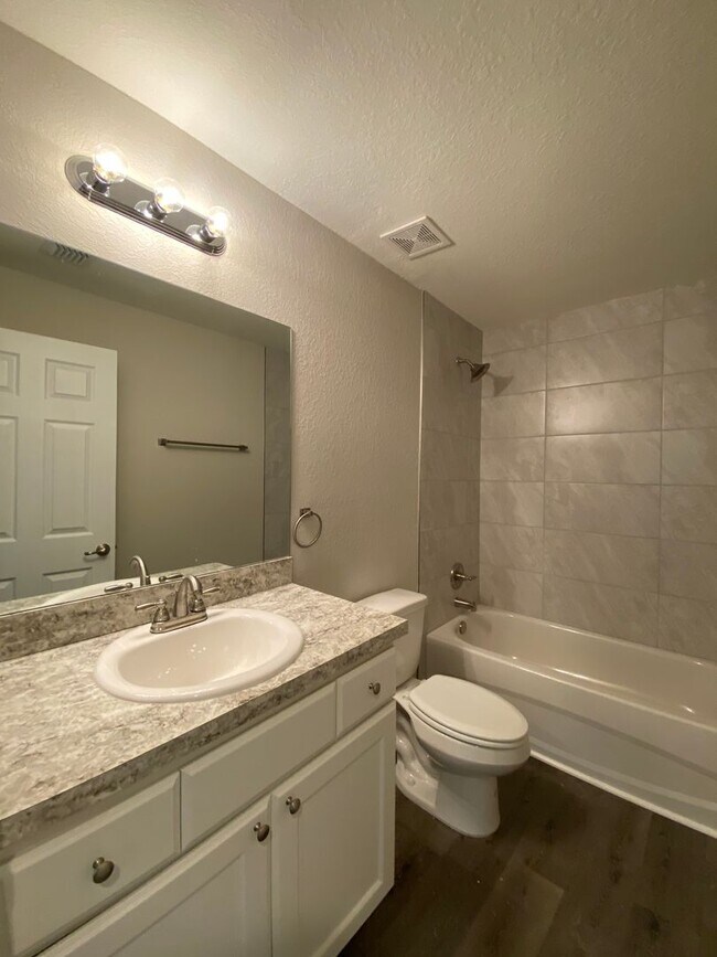 Building Photo - Custom Home - Desirable SE Ocala Neighborh...