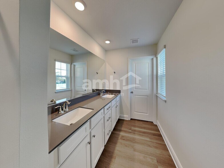 Building Photo - 5998 Pinewood Ests Dr