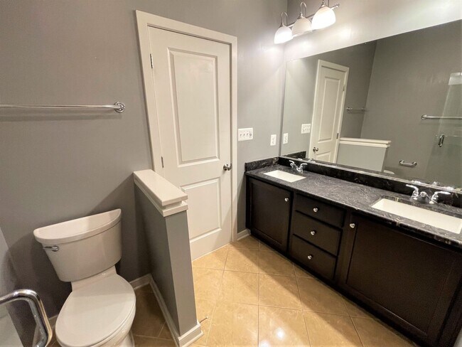 Building Photo - Lovely 3 BR/3.5 BA Townhome in Brookline!