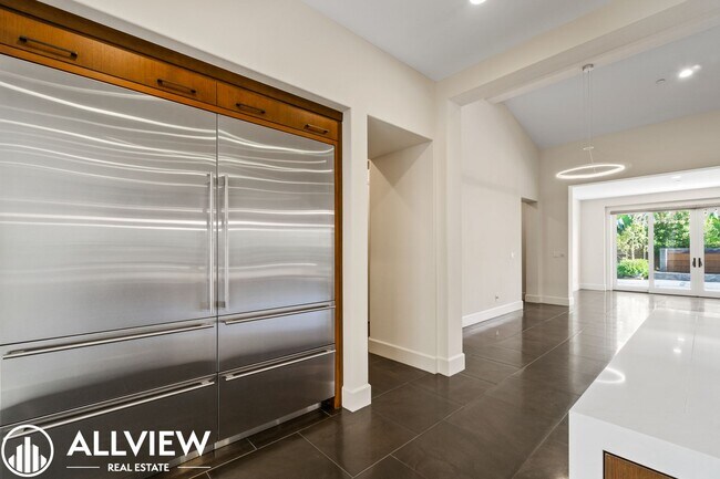 Building Photo - Luxurious and Rare 5 Bed 5.5 Bath Located ...