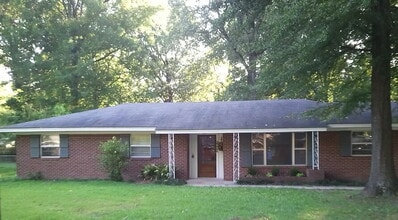 Building Photo - Spacious 3BR Home with Fenced Yard – Minutes from MSU & Downtown!