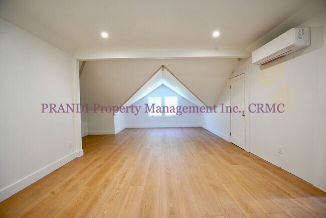 Building Photo - Classic, Modern and Private Home with Fres...