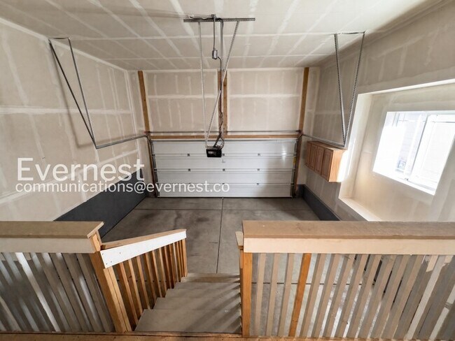 Building Photo - 4 bed/2.5 bath Stunning Single Family Home with Modern Amenities