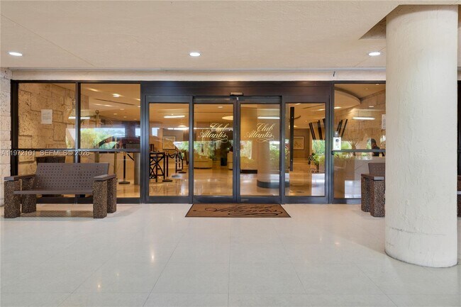 Building Photo - 2555 Collins Ave