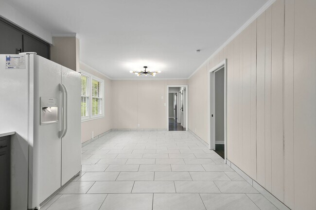 Building Photo - 3 Bedroom 2 Bath Home For Rent Near Downtown!