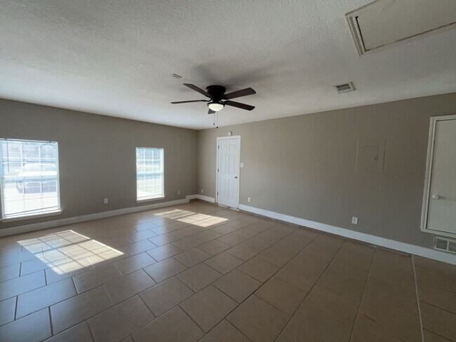 Building Photo - 709 Lisa Ln