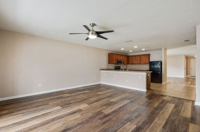 Building Photo - Spacious 4 bedroom, 2 bath, 2 car garage h...