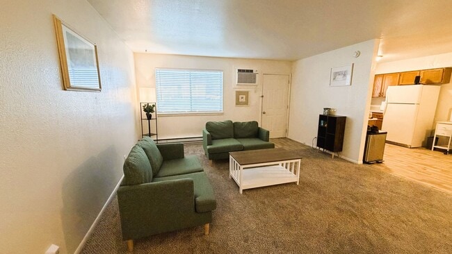 Building Photo - Furnished unit with huge backyard.