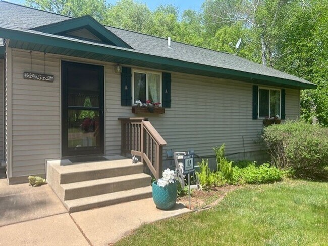 Building Photo - Breezy Point Home 3 bedroom, 2 bath, 2 car Garage