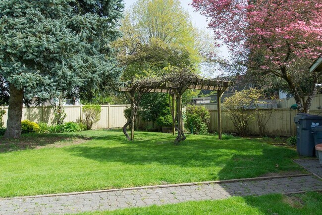 Building Photo - Spacious 4BD/4BA Home with Private Studio, located in the desirable Ferry St Bridge area!