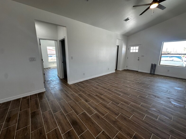 Building Photo - 612 Hesse Dr
