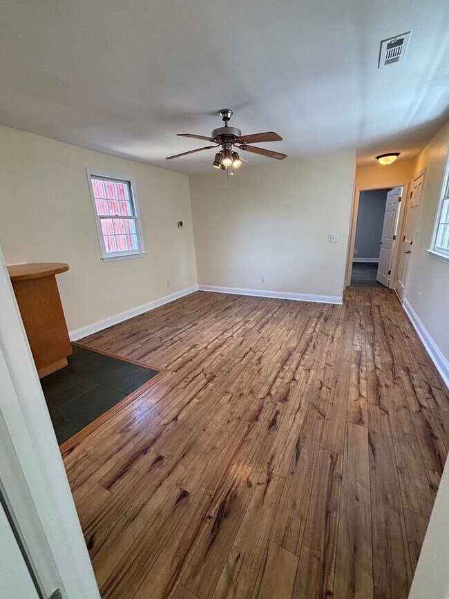 Building Photo - 2 Bedroom 2 Bathroom in The Charleston Pen...