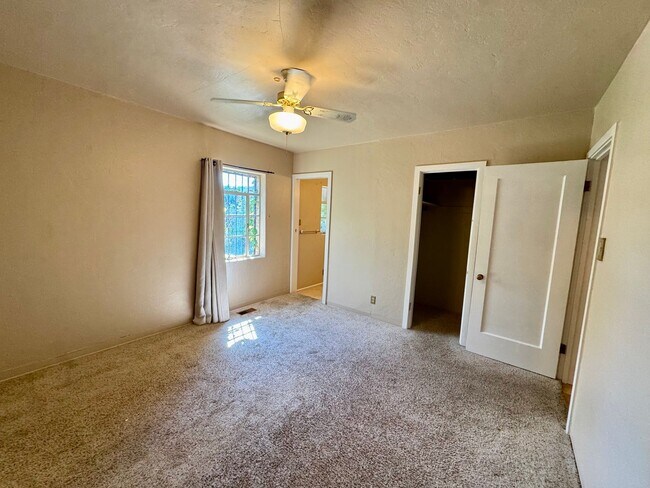 Building Photo - North Campus Gem!