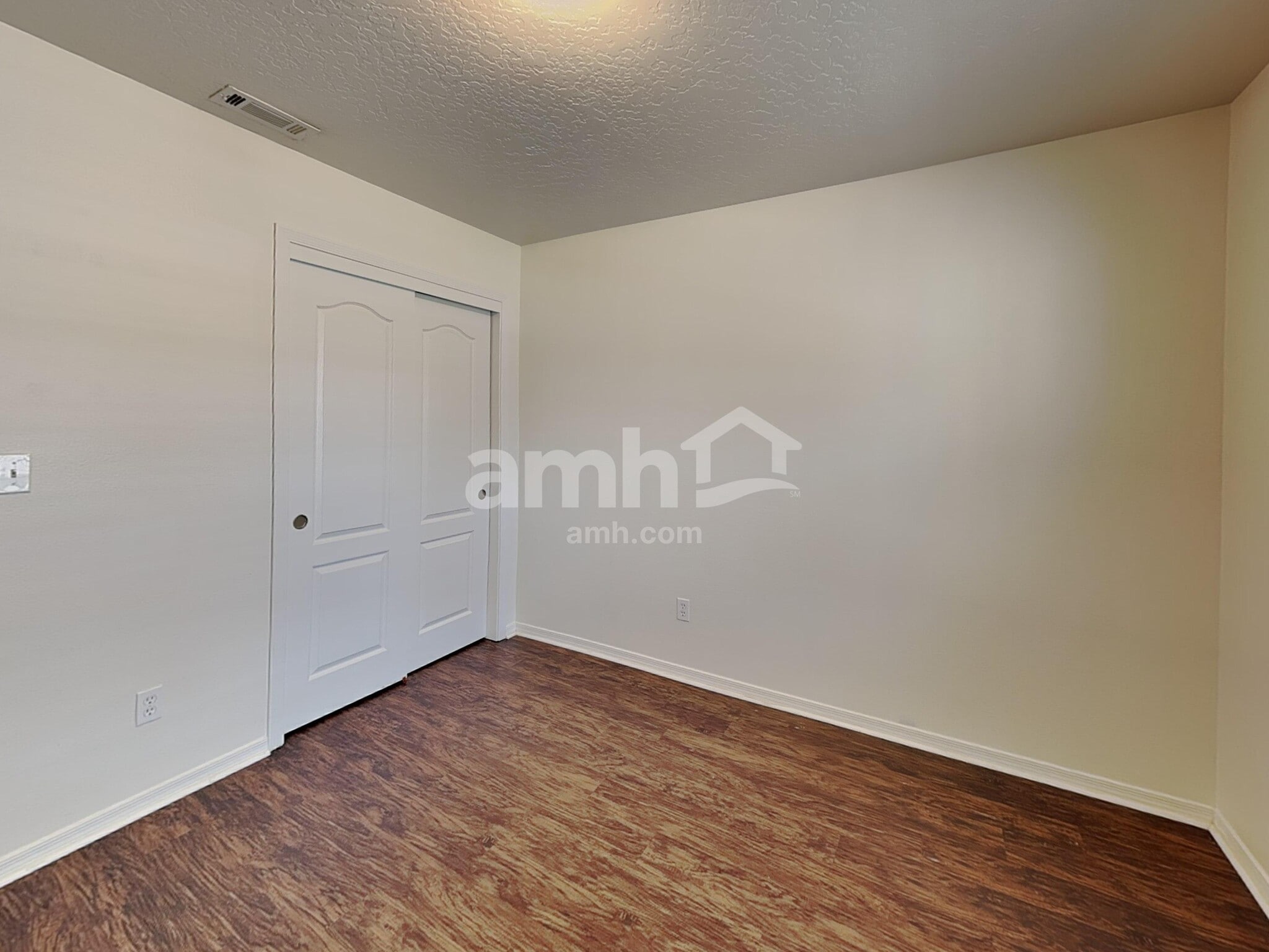 Building Photo - 410 S Saddlerock Ave