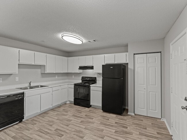 Building Photo - Three Bedroom/Two Bath Townhome