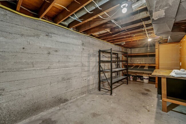 Building Photo - 6 Bedroom Home minutes from Saltwater Park...