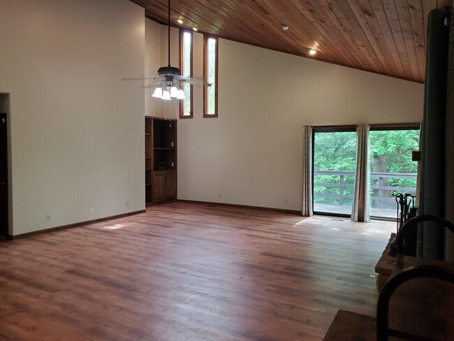 Building Photo - Secluded luxury cabin in woods with privat...