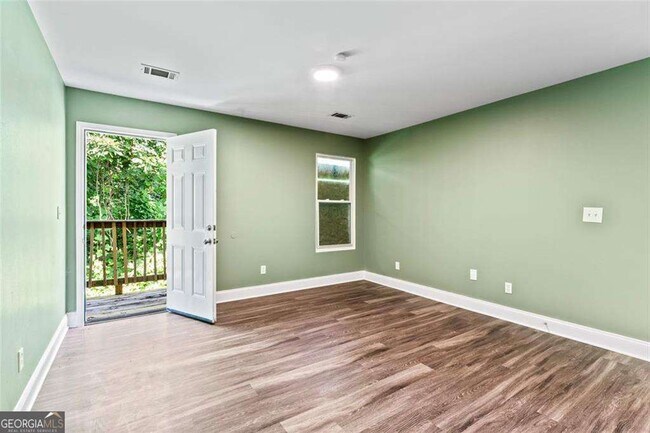 Building Photo - 930 Hall St NW