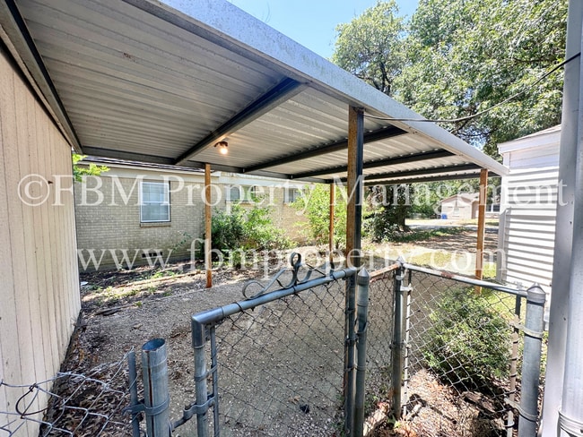 Building Photo - 607 Alexander St