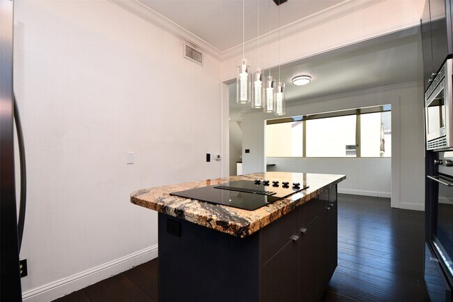 Building Photo - 6000 Inwood Dr