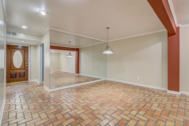 Building Photo - 811 Lovett Blvd