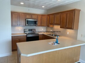 Building Photo - Luxury Condo For Rent in Ross Commons of R...