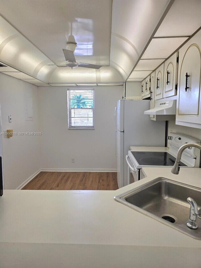 Building Photo - 2571 Aragon Blvd