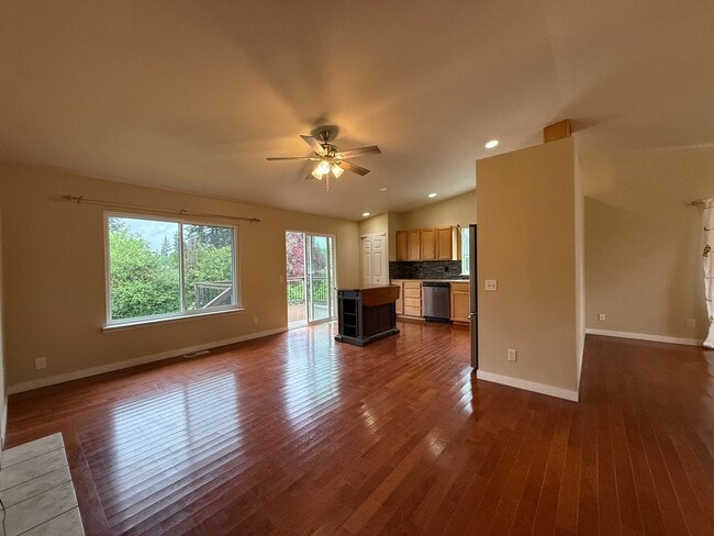 Building Photo - Beautiful Split-Entry 4 Bed 3 Bath Home Fully Fenced Yard