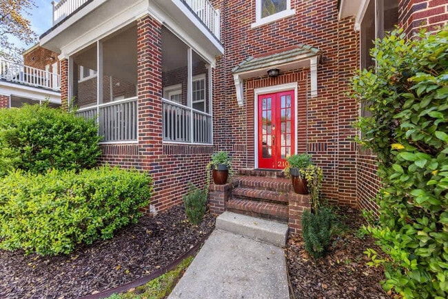 Building Photo - 800 Magnolia Ave