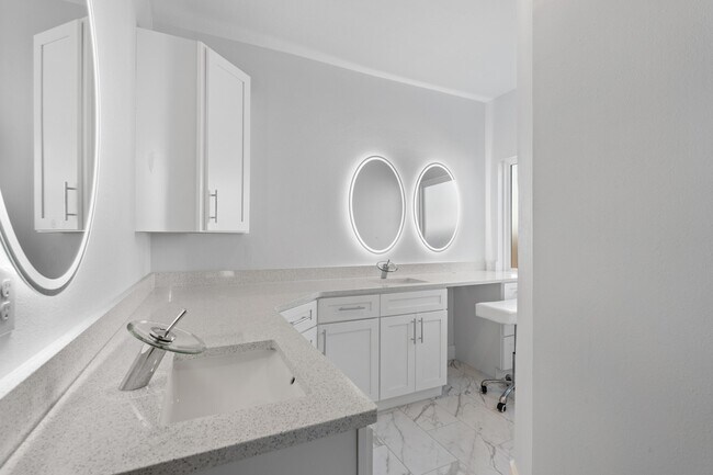 Building Photo - 590 Las Roblas Grande Dr