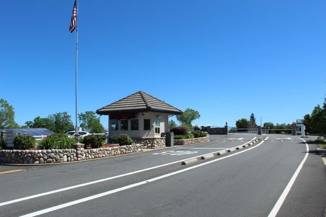 Building Photo - 3 Bedroom Home in Gated Lake California